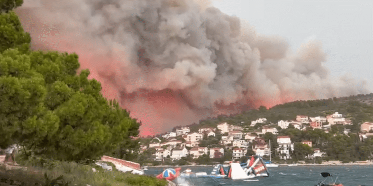 Herojska borba vatrogasaca na Čiovu: Četiri kanadera i 150 ljudi zaustavili vatru