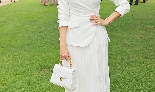 Holly Willoughby odiše elegancijom u bijelom suknji i šeširu dok ona i kraljevska Georgia Toffolo predvode glamur slavnih na Danu žena u Royal Ascotu
