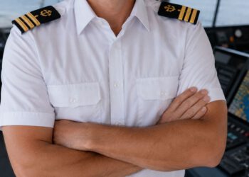 ILUZIJA KOJA VRIJEĐA POMORSKU STRUKU Zašto zapovjednici jahti, mini kruzera i skiperi nisu kapetani i zašto epolete na njihovim ramenima stvaraju zabludu