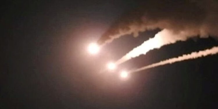 Iran i Izrael pauziraju napade nakon očajničke Trumpove molbe – ali obećavaju da će nastaviti s napadima ako se primirje prekrši