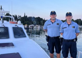 JUNACI IZ ISTRE Policajci spasili Slovence koje su iscrpljeni plutali morem
