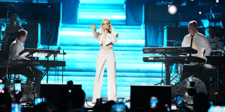 Jelena Rozga oduševila na Melodijama Jadrana: “Najlipše je pivat u svom gradu, ali i najteže”