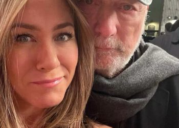 Jennifer Aniston dijeli rijetke fotografije Prijatelja dok tuguje za ‘očinskom figurom’ Jamesom Burrowsom u iskrenoj počasti nakon smrti TV redatelja