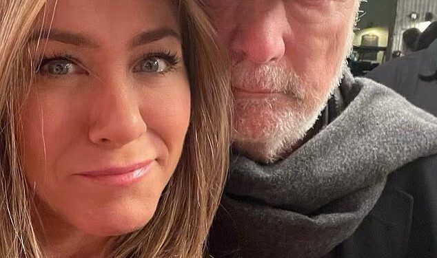 Jennifer Aniston dijeli rijetke fotografije Prijatelja dok tuguje za ‘očinskom figurom’ Jamesom Burrowsom u iskrenoj počasti nakon smrti TV redatelja