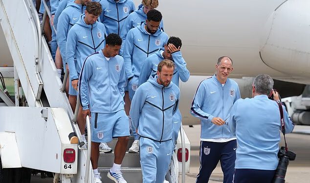 Još više kaosa na Svjetskom prvenstvu u Engleskoj jer je kuharu momčadi zabranjen pristup vlaku na Floridi zbog nošenja noževa za kuhanje – s Tri lava koja stižu u Kansas City nakon dramatičnih 24 sata
