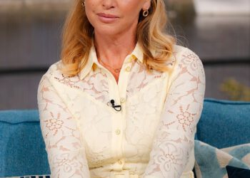 Josie Gibson prikazuje svoju mršavu figuru u žutoj čipkastoj haljini u emisiji This Morning nakon što je potrošila 7 tisuća funti na liposukciju kako bi joj odstranili 45 posto ruke usred borbe s lipoedemom
