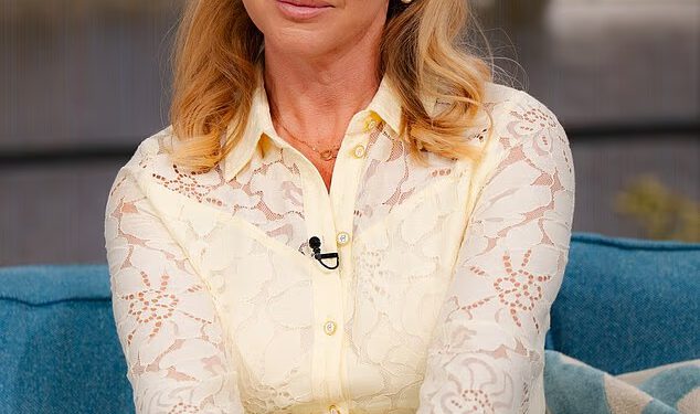 Josie Gibson prikazuje svoju mršavu figuru u žutoj čipkastoj haljini u emisiji This Morning nakon što je potrošila 7 tisuća funti na liposukciju kako bi joj odstranili 45 posto ruke usred borbe s lipoedemom