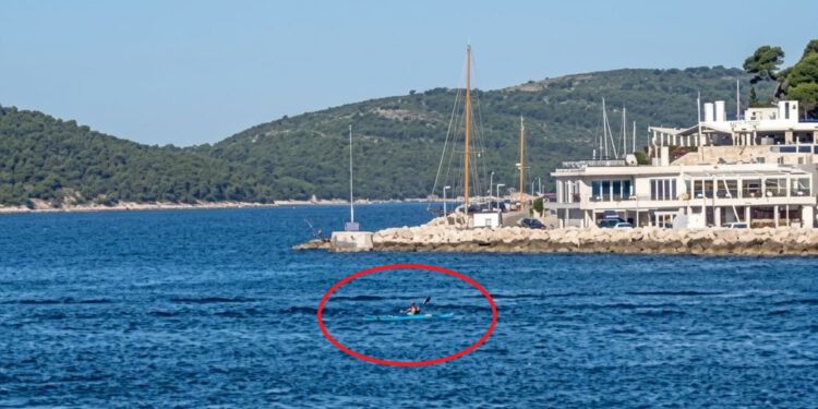 SUMRAK PAMETI U SPLITSKOJ LUCI Kajakom zaveslao usred jutarnje špice: "Posli' će bit da ga je ludi kapetan pokupija…"