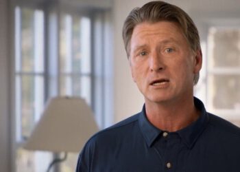 Kandidat za guvernera GOP-a Mainea Jonathan Bush reklamirao je rođenje migrantima