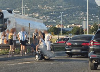 Kaos na ulazu u Split: Sudar dva automobila i motocikla, vozači se preusmjeravaju