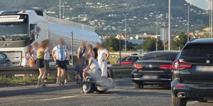 Kaos na ulazu u Split: Sudar dva automobila i motocikla, vozači se preusmjeravaju