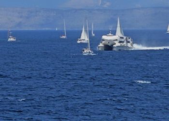 VIDEO – NITKO NIŠTA NE KONTROLIRA! Ovako izgleda svakodnevni kaos u Splitskim vratima, linijski brodari prolaze kroz slalom vikend nautičara!