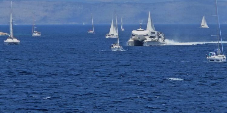 VIDEO – NITKO NIŠTA NE KONTROLIRA! Ovako izgleda svakodnevni kaos u Splitskim vratima, linijski brodari prolaze kroz slalom vikend nautičara!
