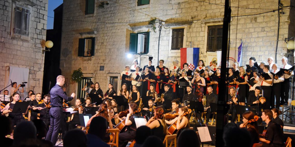 Kaštelansko kulturno i zabavno ljeto otvoreno jedinstvenim koncertom koji je spojio glazbu i poeziju Tome Bebića