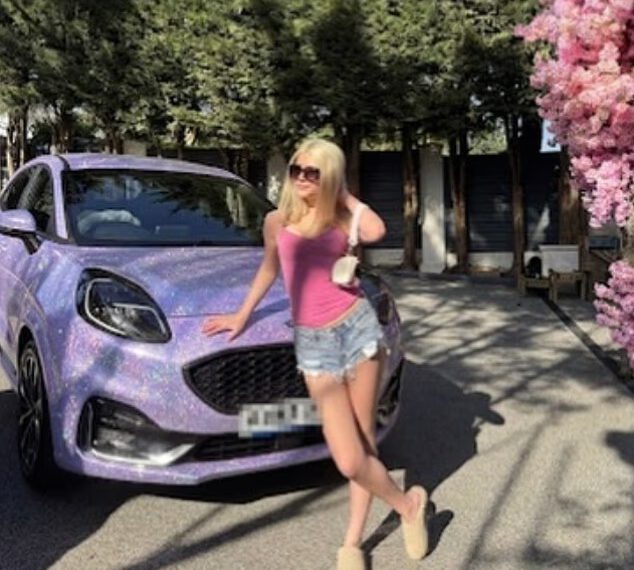 Katherine Ryan kupuje svojoj kćeri Violet, 17, svjetlucavi automobil vrijedan 30 tisuća funti za rođendan dok tinejdžerica ponosno pozira ispred njezinih novih kotača