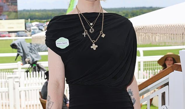 Kelly Osbourne odaje počast svom pokojnom ocu rockeru Ozzyju fascinatorom u obliku šišmiša i potpuno crnom odjećom dok stiže na prvi dan Royal Ascota