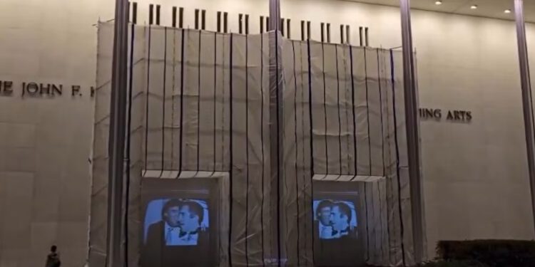 Kennedy Center koji se koristi kao projektor za video zapise Trumpa i Epsteina