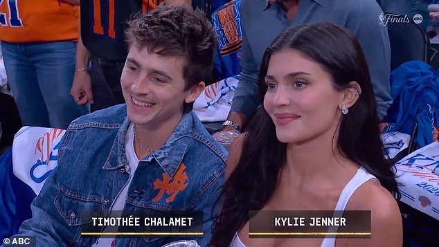 Kylie Jenner prvi put se pojavljuje u finalu NBA lige uz ljepotana Timotheeja Chalameta dok im se Hailey Bieber, Ben Stiller i Adam Sandler pridružuju u redovima slavnih zvijezda na MSG-u