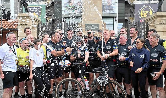 Legenda engleskog ragbija Lewis Moody dočekan kao heroj u finalu Premiershipa nakon dobrotvornog ciklusa od 500 milja za MND