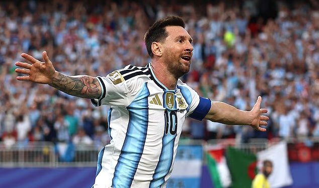 Lionel Messi ispisuje povijest Svjetskog prvenstva jer je velikan Argentine izjednačio rekord golova s ​​blistavim hat-trickom u 3-0 pobjedi nad Alžirom