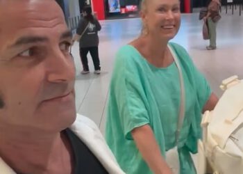 Lisa Curry pati od ‘pakerskog kajanja’ dok kroz zračnu luku vozi prtljagu prepunu ‘odjeće dana’ – i otkriva svoj trik s putovanja: ‘Nadam se da će avion moći poletjeti!’