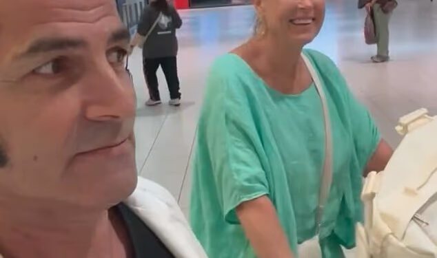 Lisa Curry pati od ‘pakerskog kajanja’ dok kroz zračnu luku vozi prtljagu prepunu ‘odjeće dana’ – i otkriva svoj trik s putovanja: ‘Nadam se da će avion moći poletjeti!’