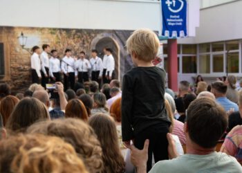 “MALI” LJUDI, MOĆNI GLASOVI Dječje klape oduševile Omišane i goste