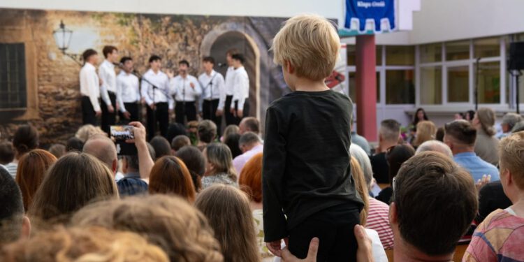 “MALI” LJUDI, MOĆNI GLASOVI Dječje klape oduševile Omišane i goste