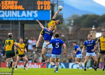 MARK GALLAGHER: Kada je 1962. prikazana prva utakmica All-Ireland-a na televiziji, Kerry protiv Dublina, izazvala je negodovanje. Ali nepovjerenje GAA-e prema TV-u odavno je prošlo – zbog čega je njihov najnoviji autogol neoprostiv, kao što ćemo vidjeti (ili bolje rečeno NEĆEMO vidjeti) ovaj vikend…