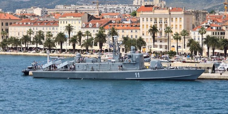 MOĆNA VOJNA ELITA STIIGLA U SPLIT Pogledajte tko je sve sletio u Loru i zbog čega su svjetski časnici detaljno pregledavali naše raketne topovnjače!