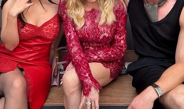 Madonna i Charli XCX puše cigarete u prvom redu na Saint Laurent muškoj reviji na Tjednu mode u Parizu dok se ljube i mire usred glasina o svađi