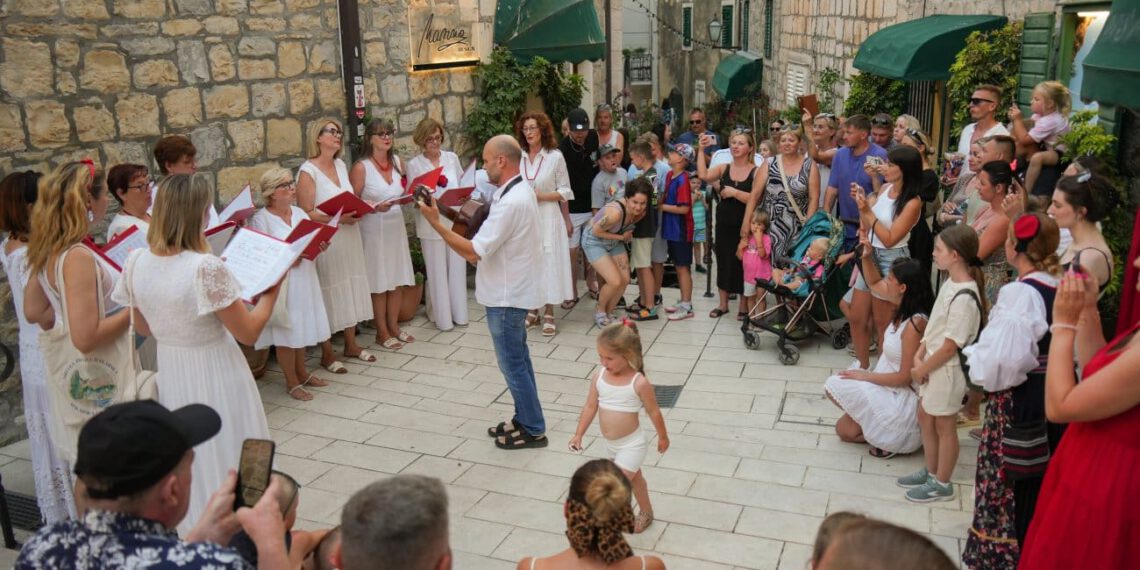 Maestrale storytelling ture ponovno vode kroz priče Makarske – ove godine i uz novi gastro doživljaj „Feed Your Soul“