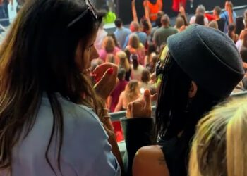 Mama Harryja Stylesa Anne uživa u ugodnom razgovoru s njegovom zaručnicom Zoe Kravitz dok gledaju drugu večer zvijezdine rezidencije na Wembleyu
