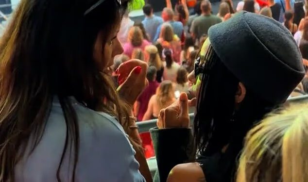 Mama Harryja Stylesa Anne uživa u ugodnom razgovoru s njegovom zaručnicom Zoe Kravitz dok gledaju drugu večer zvijezdine rezidencije na Wembleyu