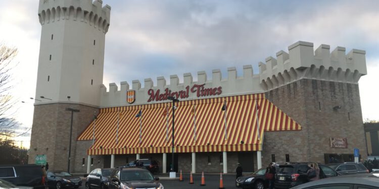 Medieval Times ‘Queen’ tvrdi da je šef sabotirao kostim kako bi izazvao ‘kvar u garderobi’ u saveznoj tužbi za uznemiravanje