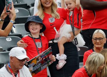 Megan Pickford, Ellie Watkins i Lauren Fryer ponosno nose svoje crvene nogometne majice dok se WAGs pripremaju navijati za Englesku u okršaju Svjetskog prvenstva protiv Paname