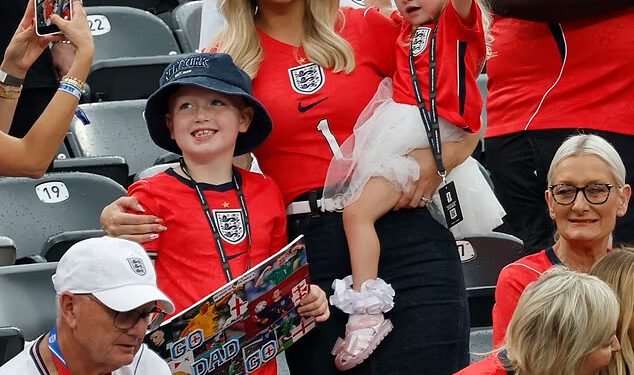 Megan Pickford, Ellie Watkins i Lauren Fryer ponosno nose svoje crvene nogometne majice dok se WAGs pripremaju navijati za Englesku u okršaju Svjetskog prvenstva protiv Paname