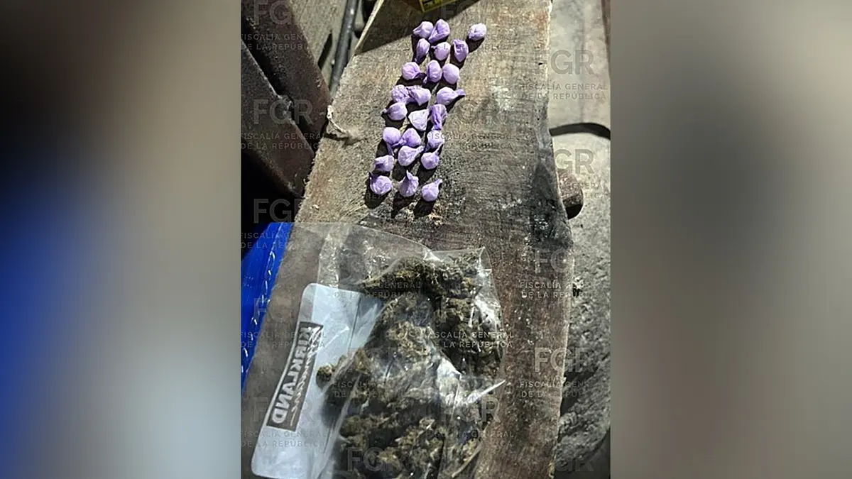 Mali ljubičasto zamotani paketi i vrećica s sumnjivom marihuanom izloženi na stolu.
