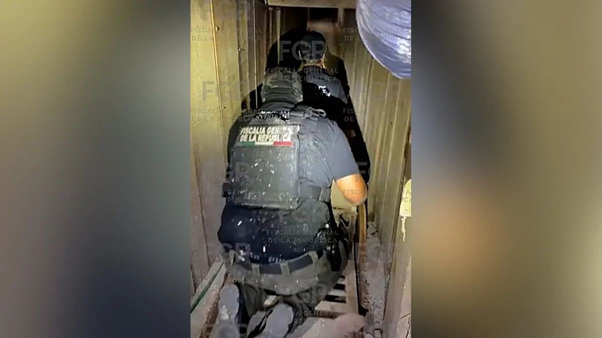 Meksički savezni agenti puze kroz uski podzemni tunel tijekom operacije provođenja zakona.