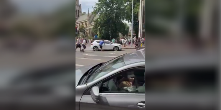 Migrant iz Somalije uhićen nakon što se automobil zaletio u ljude u Londonu (VIDEO) — RT World News