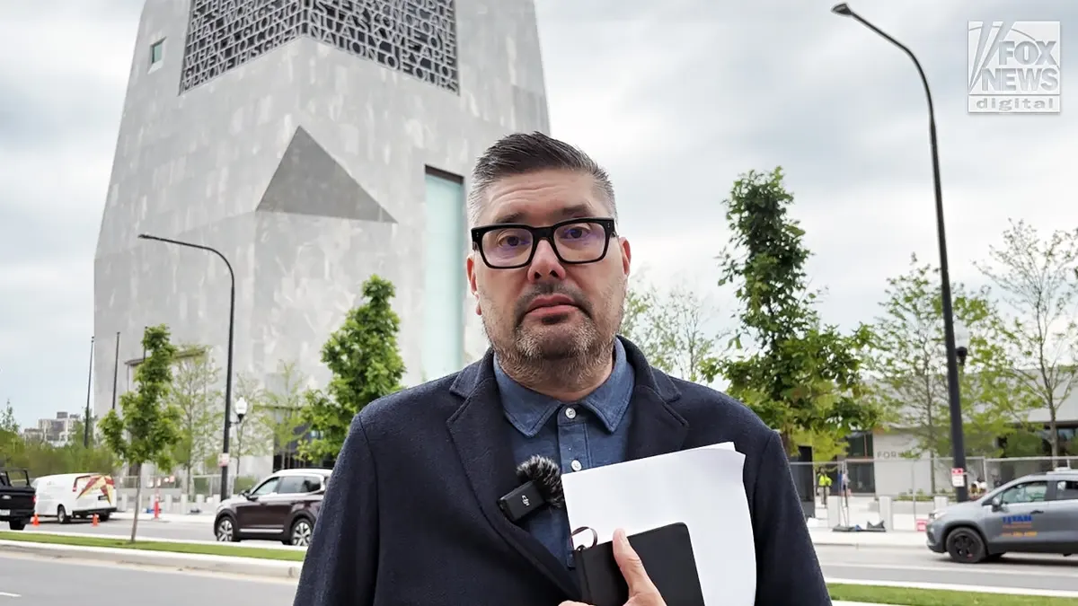Mike Owen stoji ispred Obaminog predsjedničkog centra.