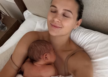 Molly-Mae Hague pruža obožavateljima pogled na neutralnu dječju sobu sina Midasa – s dekicom Hermes od 1,6 tisuća funti, lusterom od 460 funti i akrilnim krevetićem od 8 tisuća funti