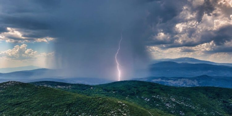Munje izazvale požare kod Biskog, Tugara i na Kozjaku, vatrogasci na terenu