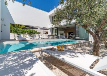 Na Braču se prodaje luksuzna vila od 1,3 milijuna eura, pogledajte kako izgleda