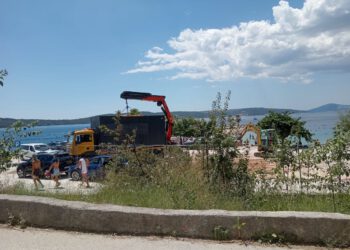 Na Kašjune stiže legalni ugostiteljski objekt, u tijeku je postavljanje
