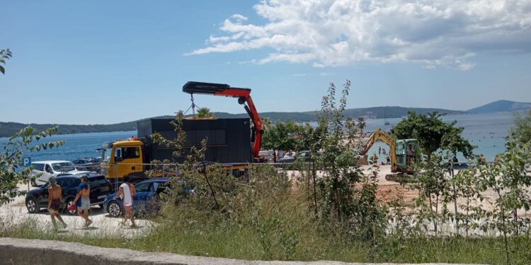 Na Kašjune stiže legalni ugostiteljski objekt, u tijeku je postavljanje