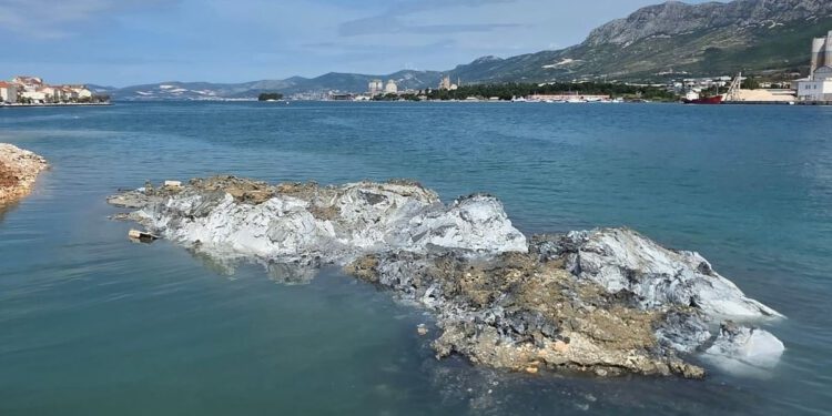Na površinu isplivao plavi azbest