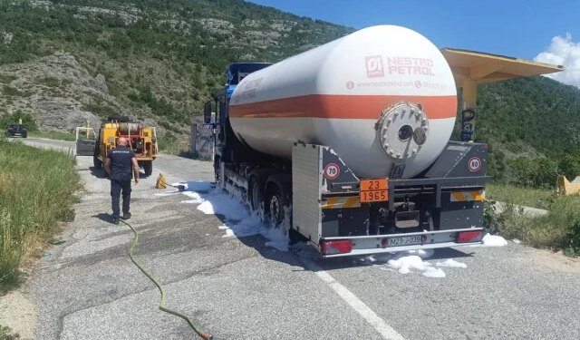 Na prometnoj cesti kod Trebinja curio plin iz cisterne, spriječene veće posljedice