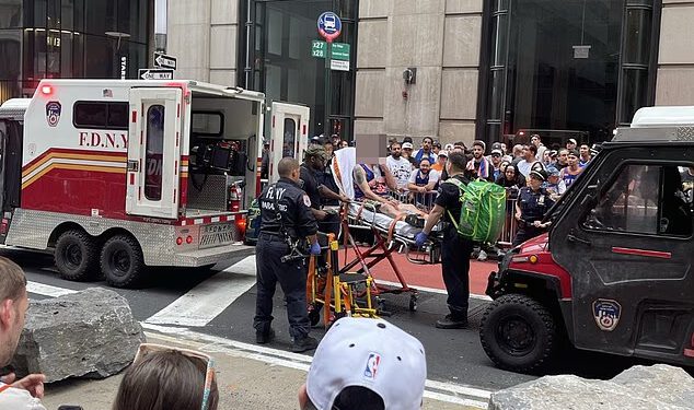 Navijači Knicksa hitno su prevezeni u bolnicu, a 10 000 policajaca njujorške policije zatvorilo je kaotični Manhattan dok MILIJUNI pokušavaju vidjeti prvu paradu NBA prvenstva