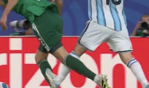 Navijači Svjetskog prvenstva tvrde da je turnir NAMJEŠTEN jer je Lionel Messi izbjegao crveni karton nakon što je žigosao alžirskog rivala